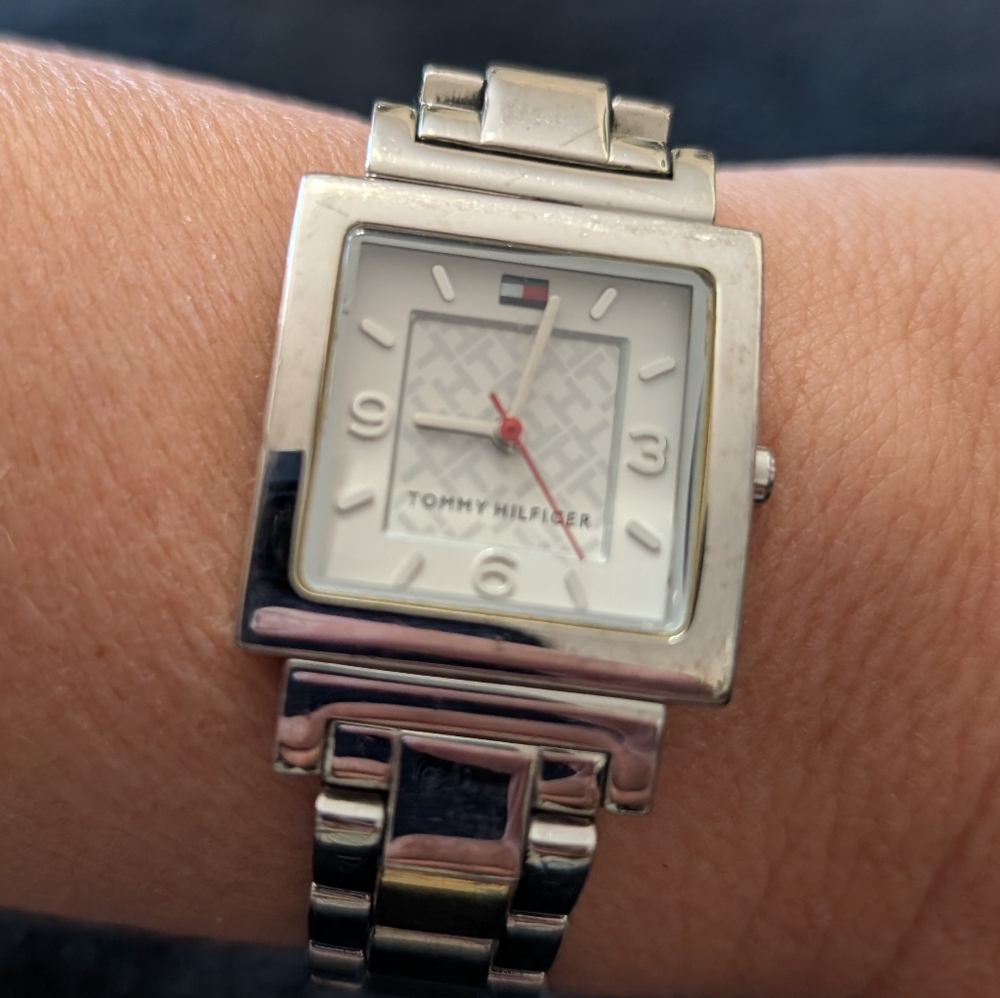 Tommy Hilfiger Women’s Quartz Watch Reversible Band Fashion Wristwatch NR